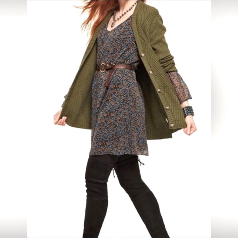 Gorgeous NWT Cabi Poise Dress, Bell Sleeves, Knee Length, Medium.